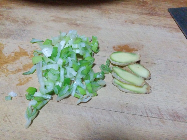 【手工美食】家常烧茄步骤1