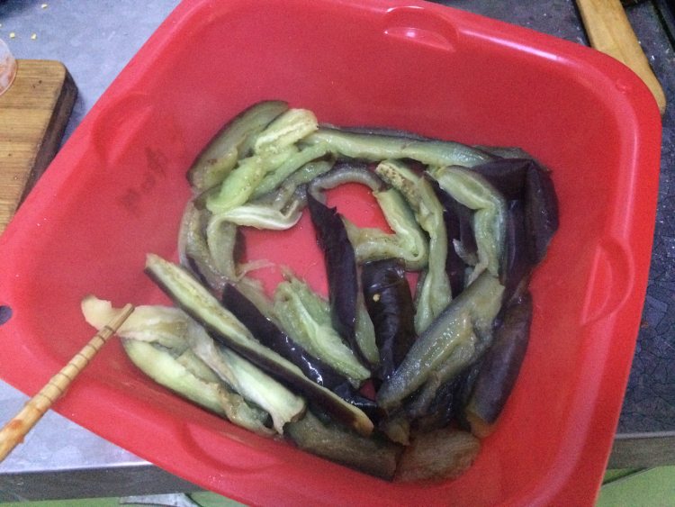 凉拌酸辣茄子步骤2