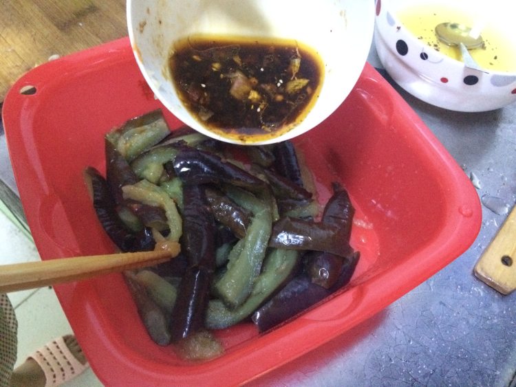 凉拌酸辣茄子步骤3