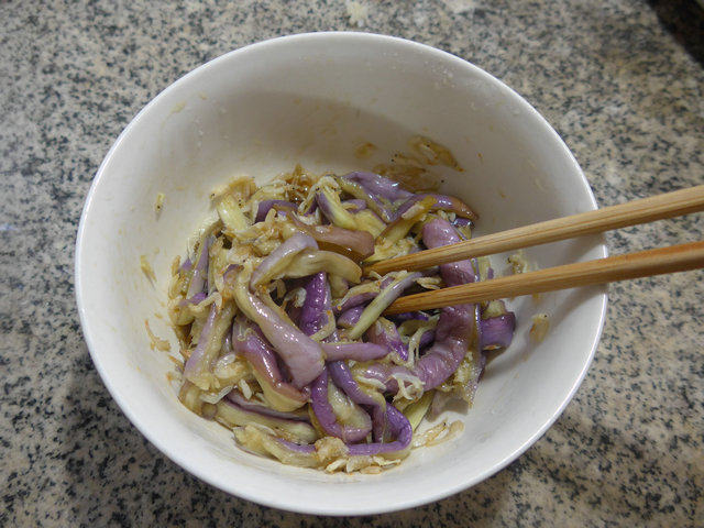 虾皮拌茄子步骤7