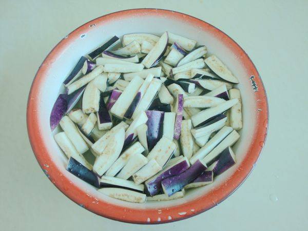 红椒蒜薹炒茄子步骤1