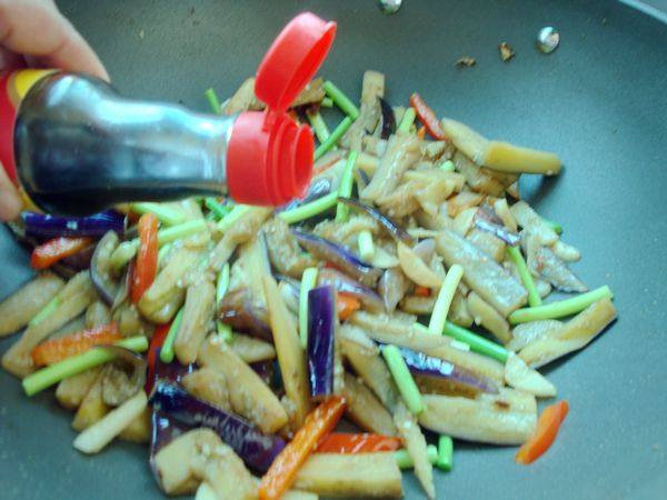红椒蒜薹炒茄子步骤6