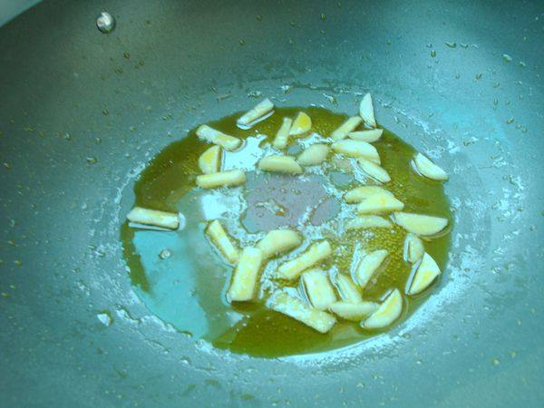 红椒蒜薹炒茄子步骤3