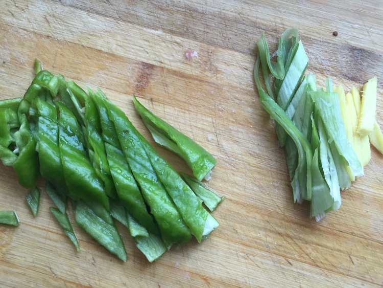 火腿肠肉丝炒茄子步骤2