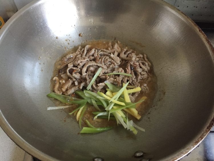 火腿肠肉丝炒茄子步骤6