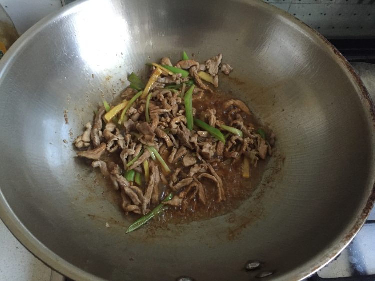 火腿肠肉丝炒茄子步骤7