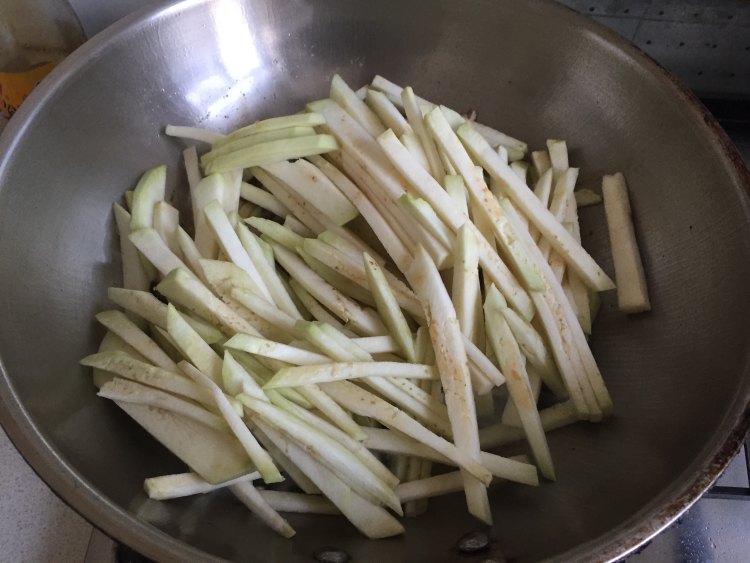 火腿肠肉丝炒茄子步骤8