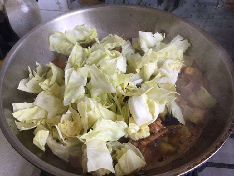 圆白菜茄子炖鸡块步骤12