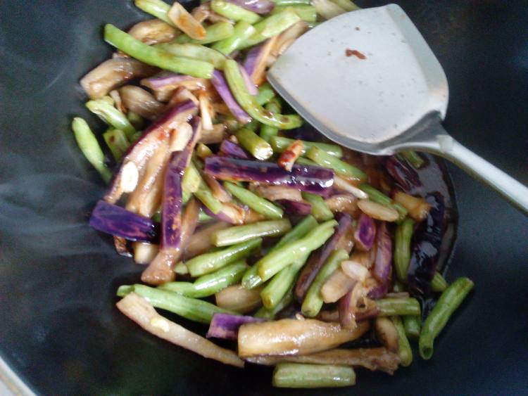 蒜香茄子炖豆角步骤9