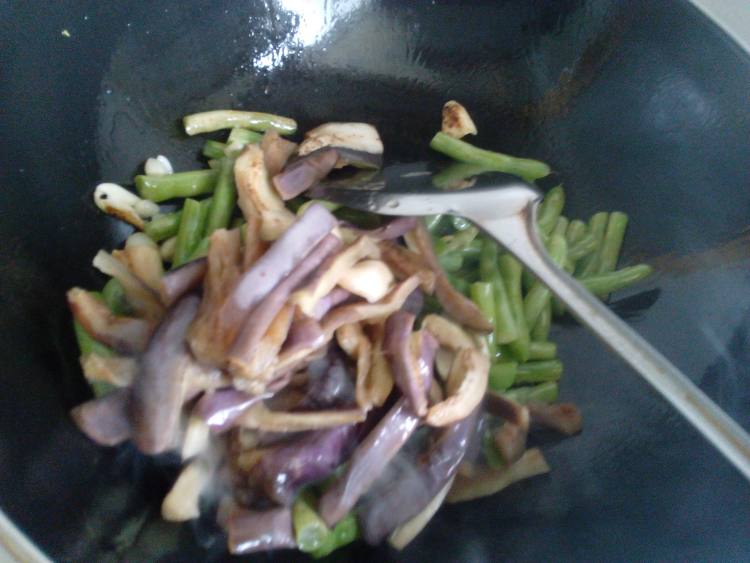蒜香茄子炖豆角步骤8
