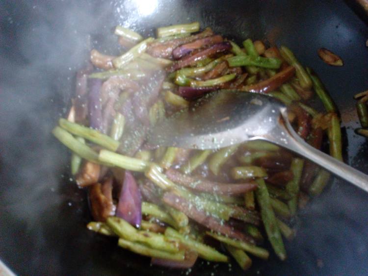 蒜香茄子炖豆角步骤10