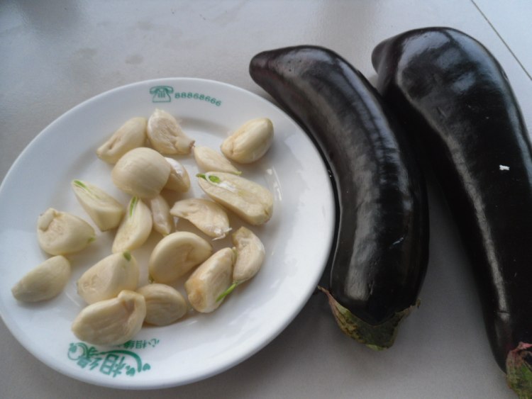 蒜粒烤茄子步骤1