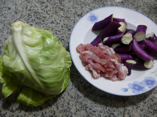 肉片茄子炒牛心菜步骤1