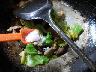 肉片茄子炒牛心菜步骤12