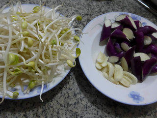 茄子炒黄豆芽步骤1
