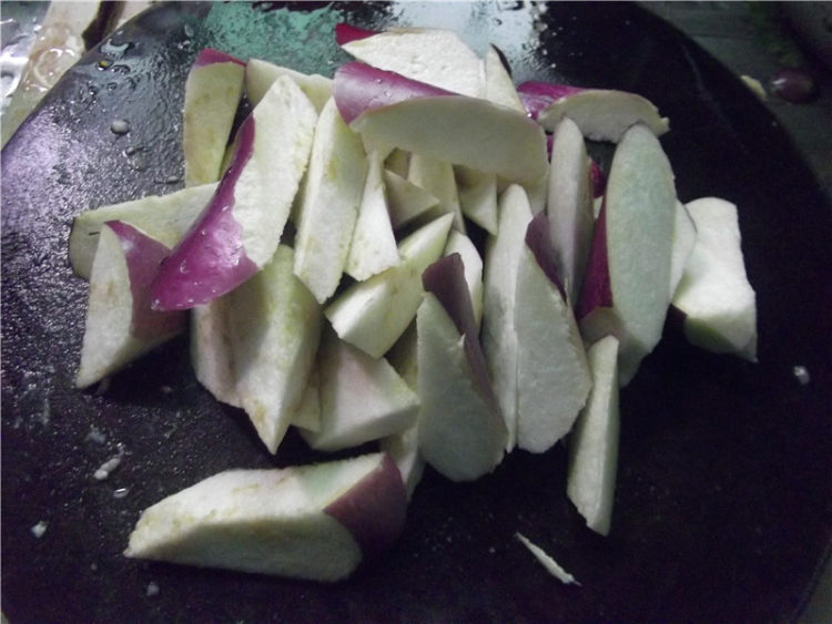 土豆肉末烧茄子步骤1
