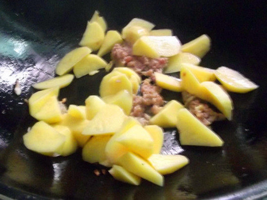 土豆肉末烧茄子步骤5