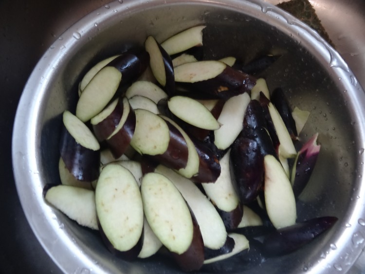 蒜香煎茄子步骤2