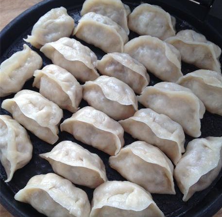 茄子牛肉洋葱馅锅贴步骤12