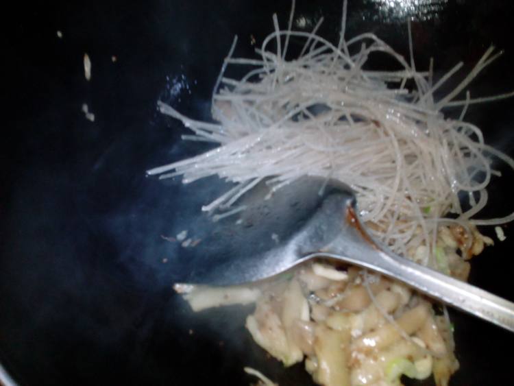 手撕茄子炖粉条步骤7