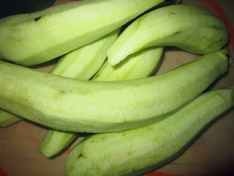蚝油茄丝步骤1
