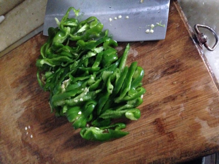 青椒茄丝步骤2