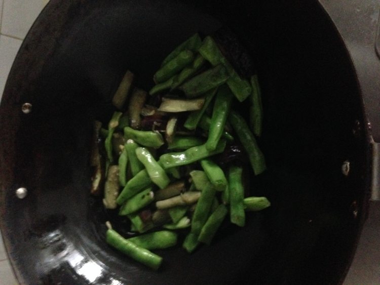 茄子煸四季豆步骤5