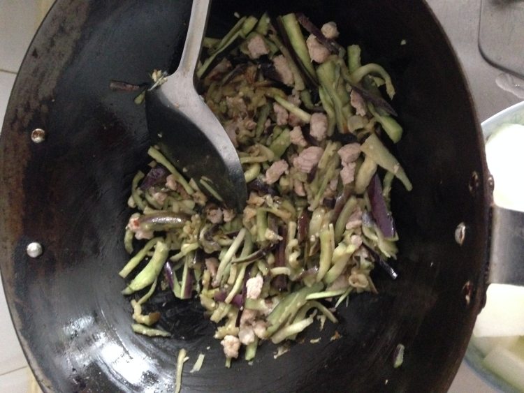 瘦肉炒茄丝步骤5
