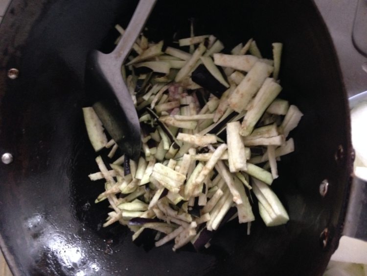 瘦肉炒茄丝步骤4