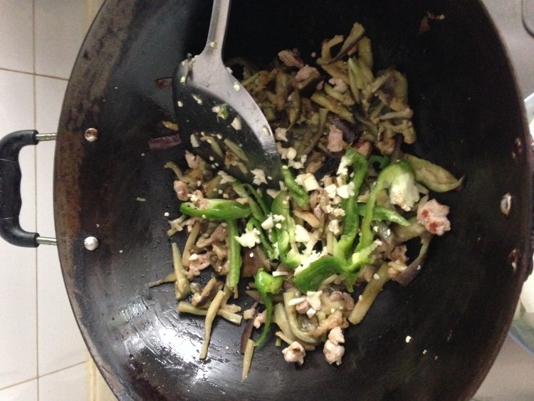 瘦肉炒茄丝步骤6