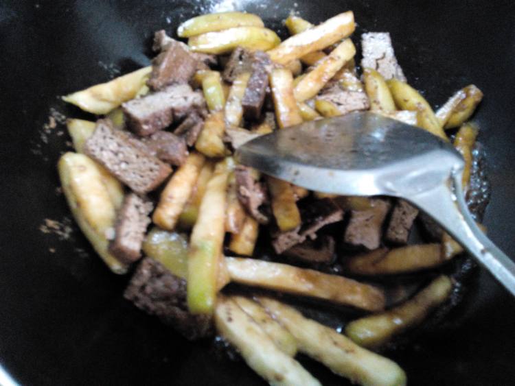 茄子炒豆腐片步骤5