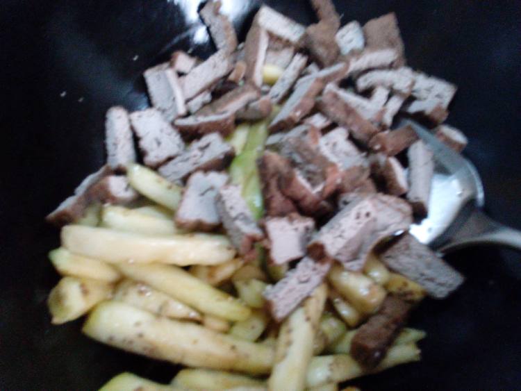 茄子炒豆腐片步骤4