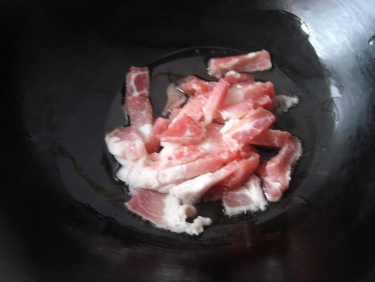 茄片炒肉步骤1