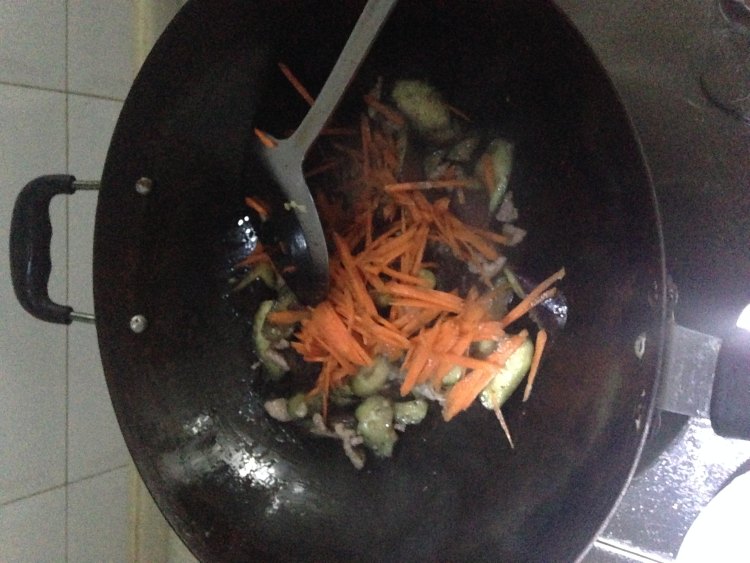 胡萝卜丝炒肉片茄子步骤6