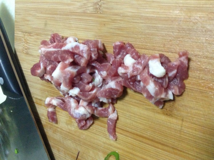 茄子丝炒肉步骤1
