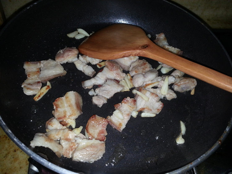 五花肉炒茄子步骤3