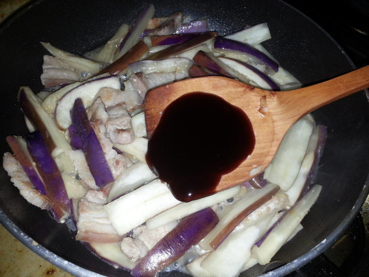 五花肉炒茄子步骤5