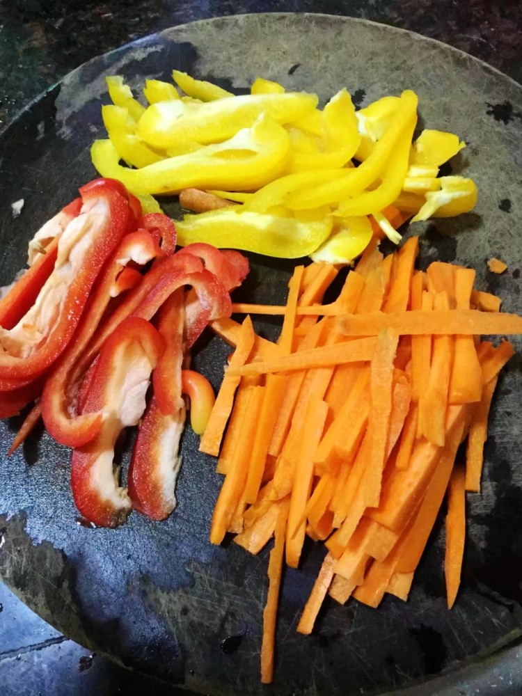 菜椒炒肉片步骤2