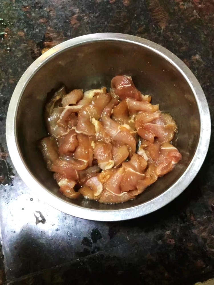 菜椒炒肉片步骤3