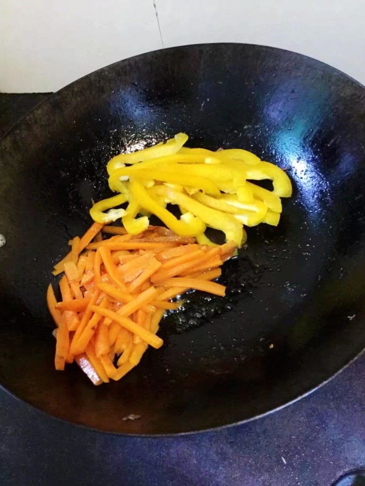 菜椒炒肉片步骤8