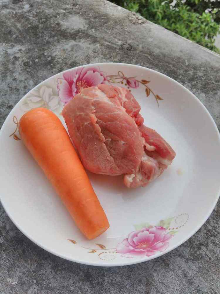 胡萝卜瘦肉面步骤1