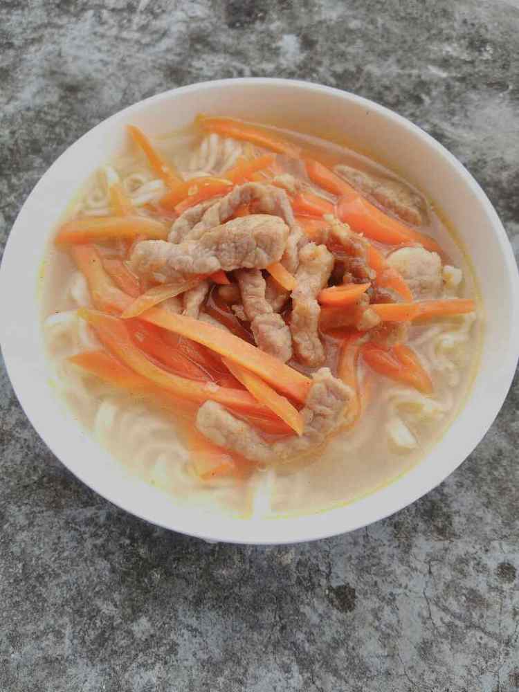 胡萝卜瘦肉面步骤12