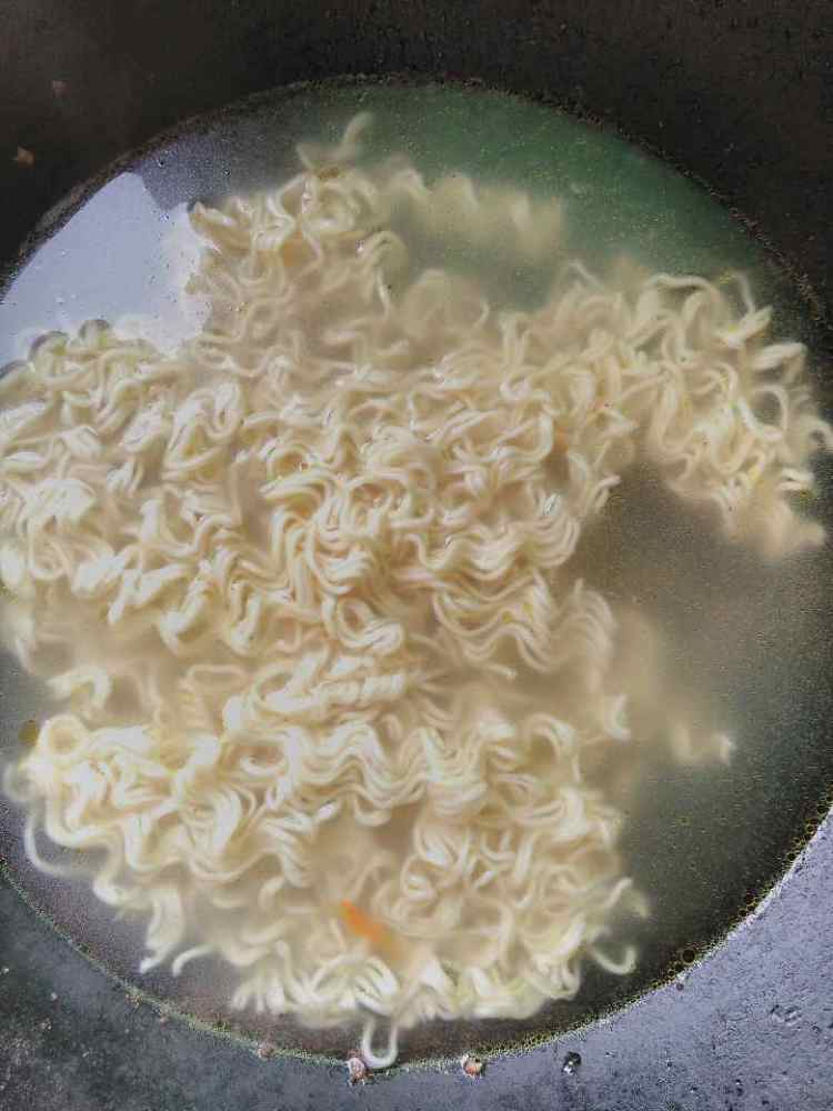胡萝卜瘦肉面步骤11