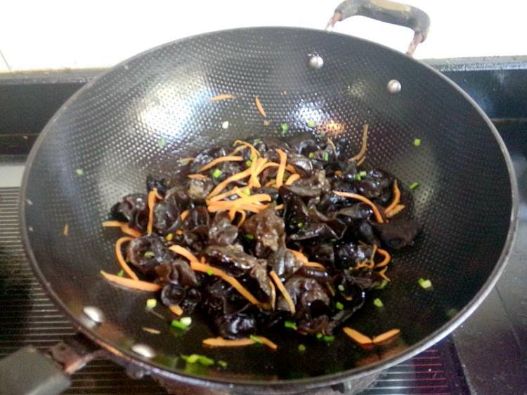 胡萝卜丝拌黑木耳步骤9