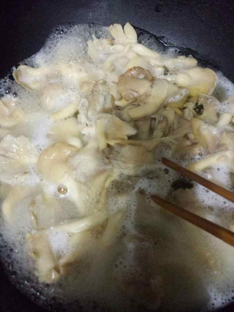 双椒肉沫炒蘑菇步骤2