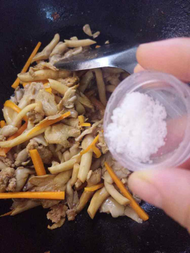 双椒肉沫炒蘑菇步骤6
