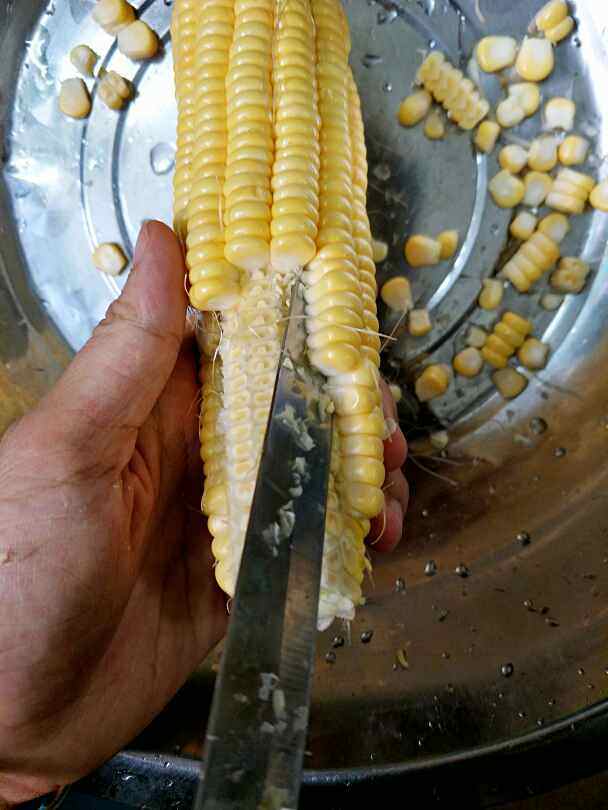 玉米胡萝卜炒肉步骤1