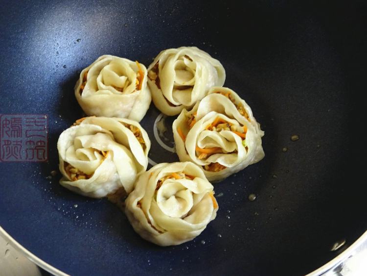 #盛夏餐桌 #玫瑰煎饺步骤14