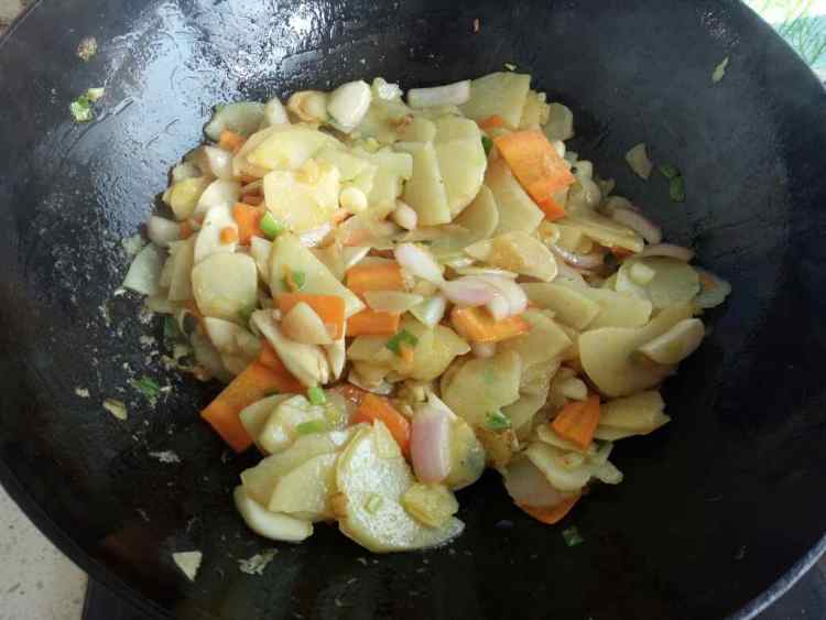 洋葱胡萝卜杏鲍菇炒土步骤7