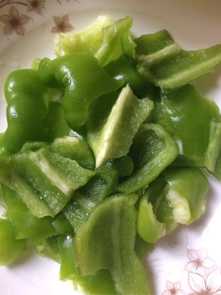 胡萝卜青椒炒肉步骤1